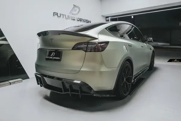 tesla-model-y-future-design-carbon-fibre-side-skirts-XXIITUNING-6_d10680e5-867a-4158-9422-f6d799ea3a60.webp