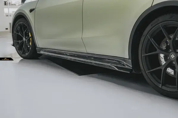 tesla-model-y-future-design-carbon-fibre-side-skirts-XXIITUNING-4.webp