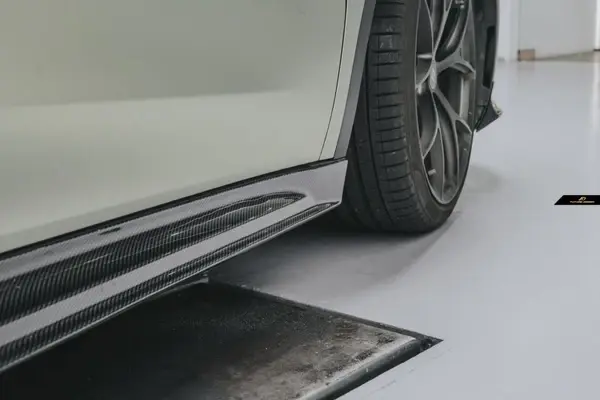 tesla-model-y-future-design-carbon-fibre-side-skirts-XXIITUNING-7.webp
