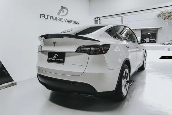 tesla-model-y-future-design-v2-carbon-fibre-rear-trunk-spoiler-XXIITUNING-1.webp
