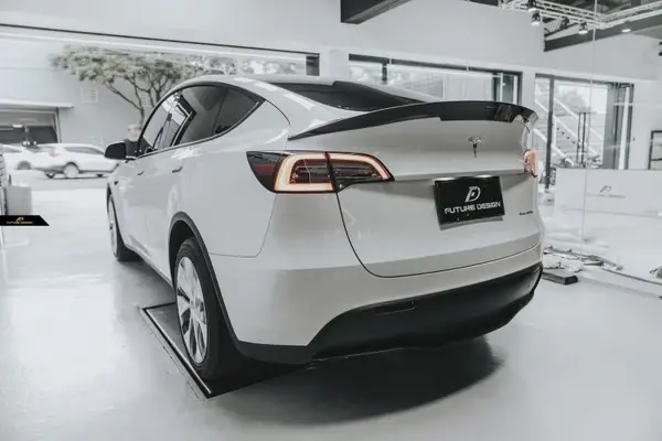 tesla-model-y-future-design-v2-carbon-fibre-rear-trunk-spoiler-XXIITUNING-2.webp