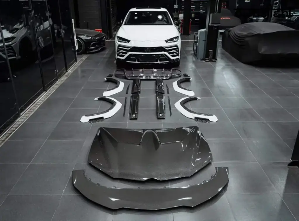 DRY CARBON BODY KIT FOR LAMBORGHINI URUS R-Style