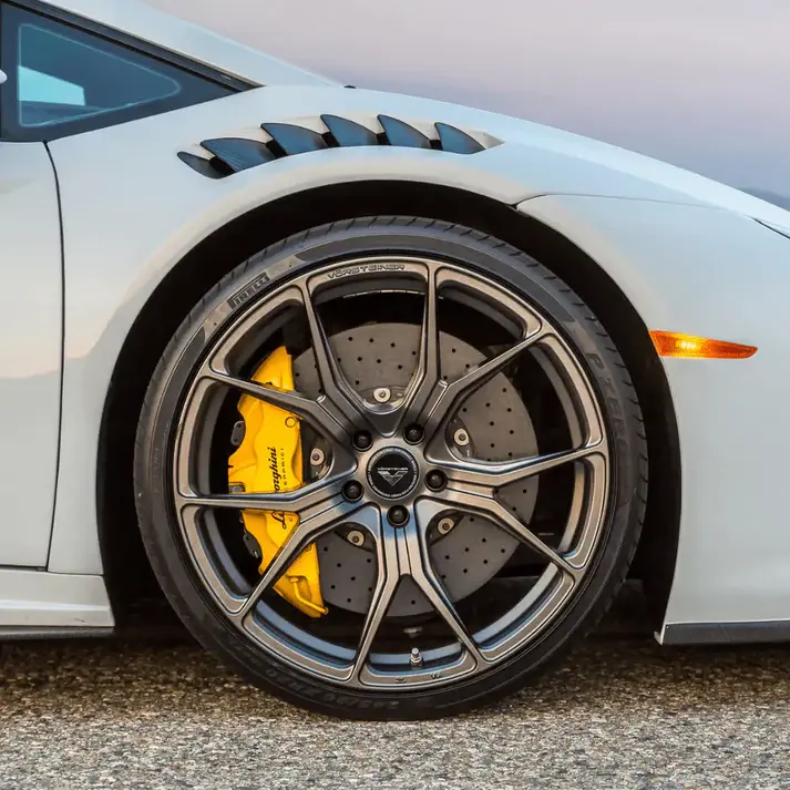 LAMBORGHINI HURACAN NOVARA EDIZIONE AERO FRONT FENDERS WINTEGRATED VENTS AND SPLASH SHIELDS (2X2 GLOSS CARBON)